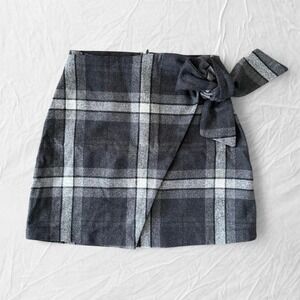 Aritzia Wilfred black and grey plaid mini skirt